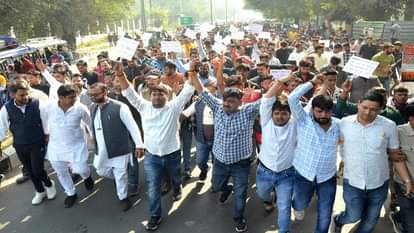 संवैधानिक आरक्षण लागू कराने को लेकर प्रदर्शन करते हुए एएमयू सर्किल जाते छात्र नेता