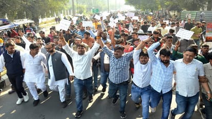 संवैधानिक आरक्षण लागू कराने को लेकर प्रदर्शन करते हुए एएमयू सर्किल जाते छात्र नेता
