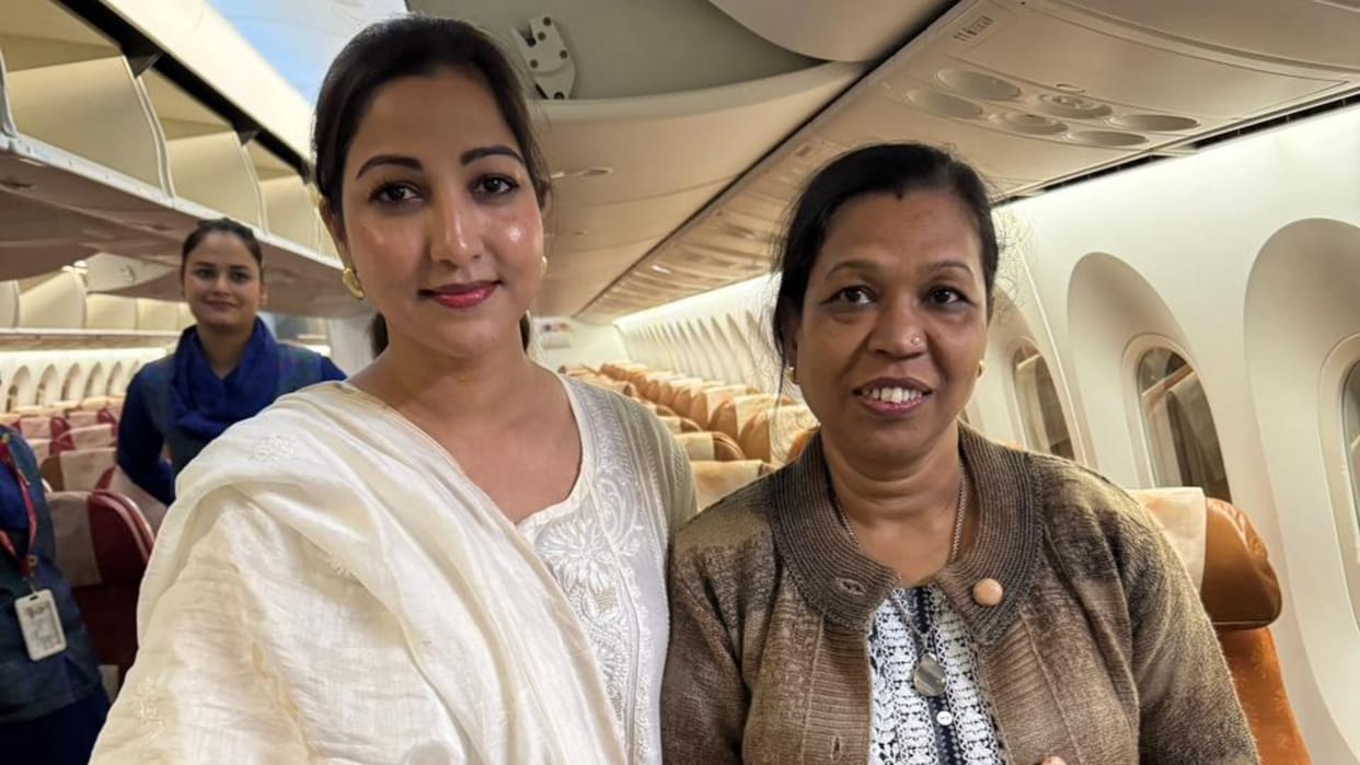 Shocking incident in Air India plane a woman saved female passengers life news in hindi
