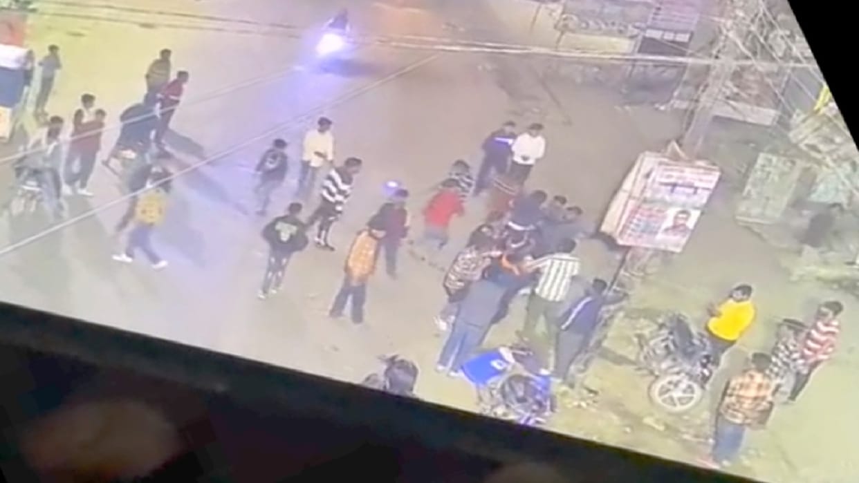 mob attacked two brothers for protesting against molestation of women in bareilly