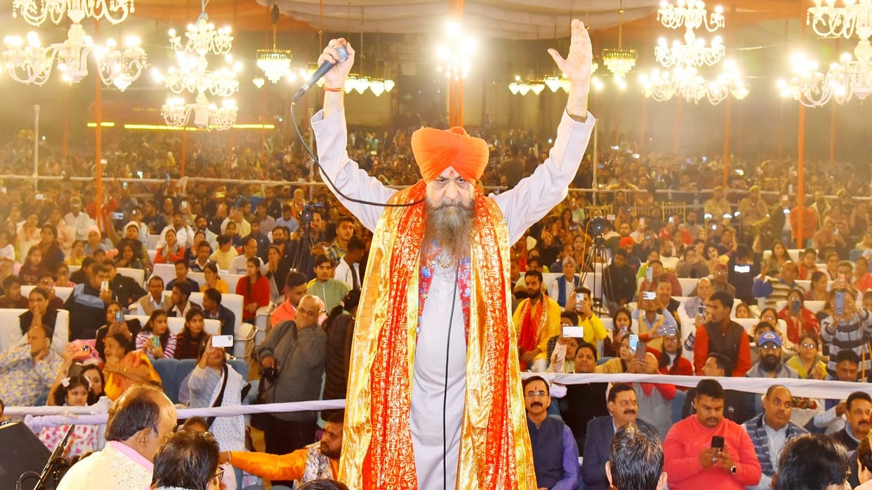 Devotees danced to the bhajans of Bhajan singer Lakhbir Singh Lakha