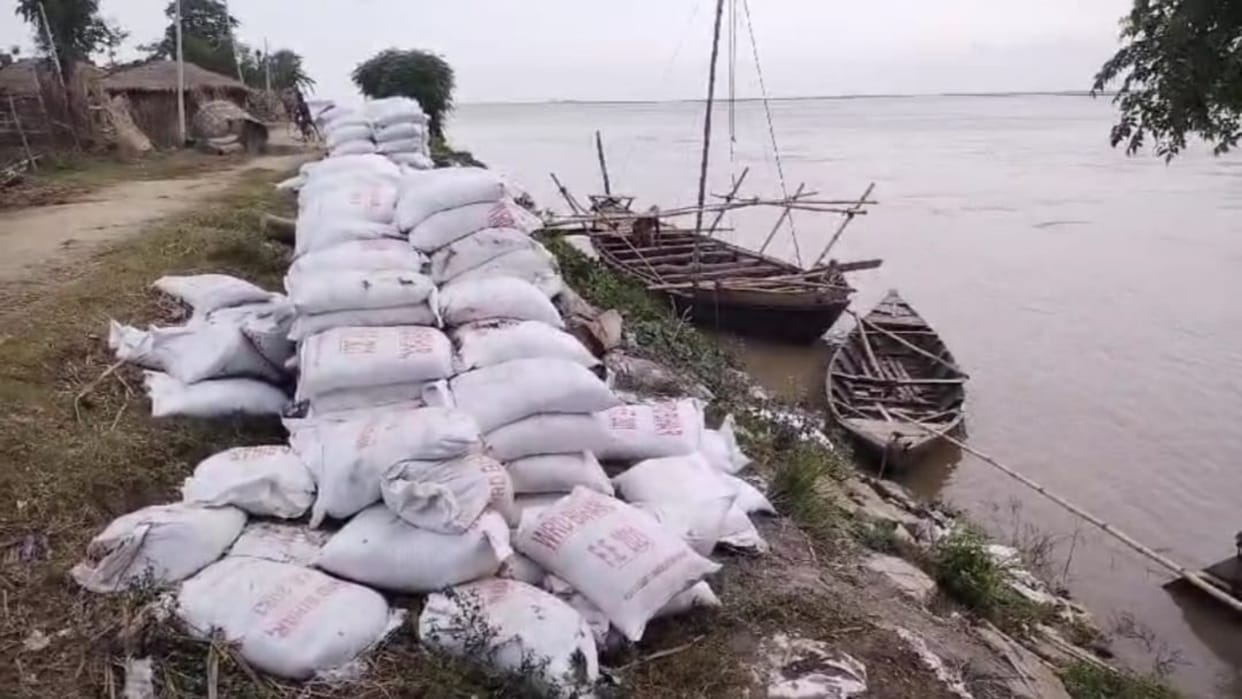 Bihar News: Boat hit a stone in Gandak river in Bettiah and split into two parts, 20 passengers survived