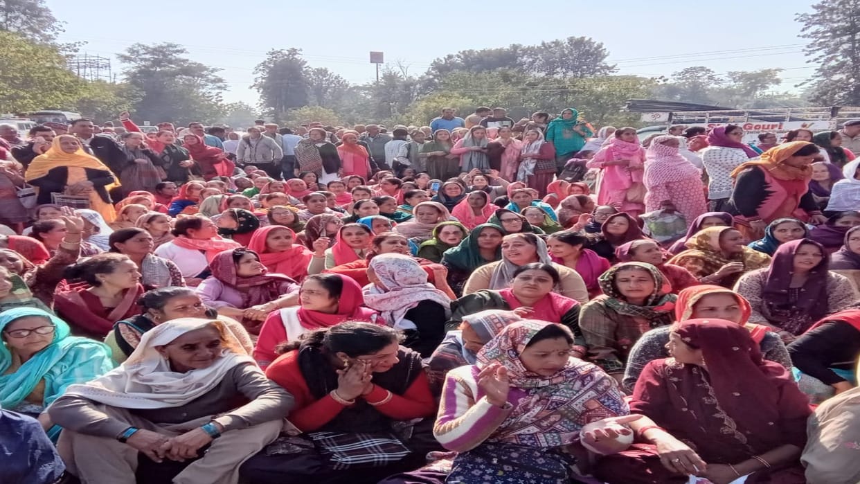 People again sat on dharna outside Charitable Hospital Bhota, raised slogans