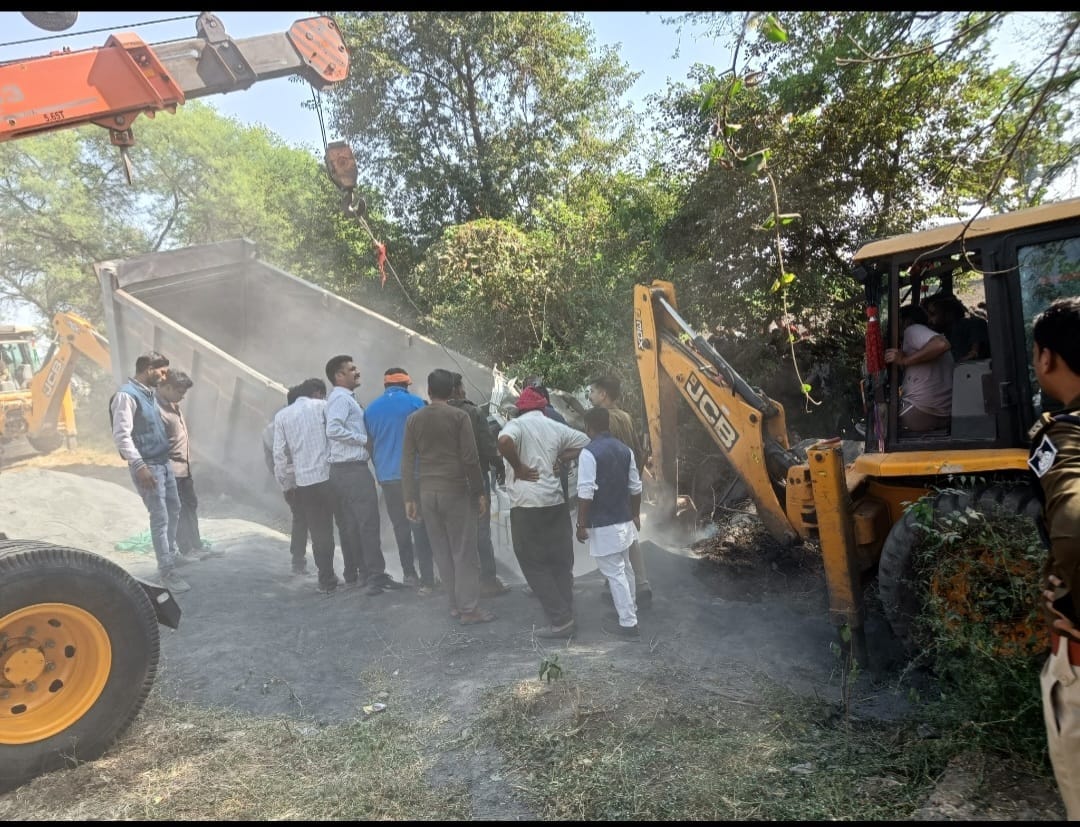 हादसे के बाद डंपर को उठाने के लिए जेसीबी की मदद ली गई।