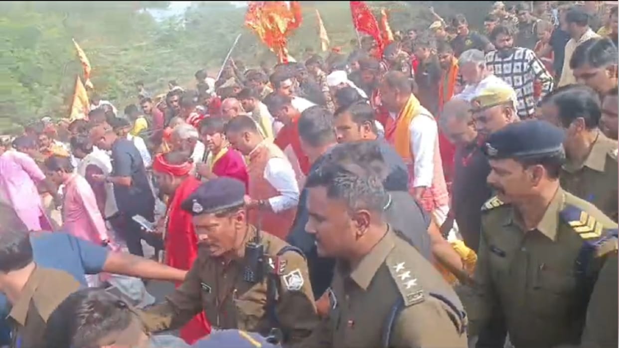 baba bageshwar dhirendra shastri hindu ekta yatra in jhansi