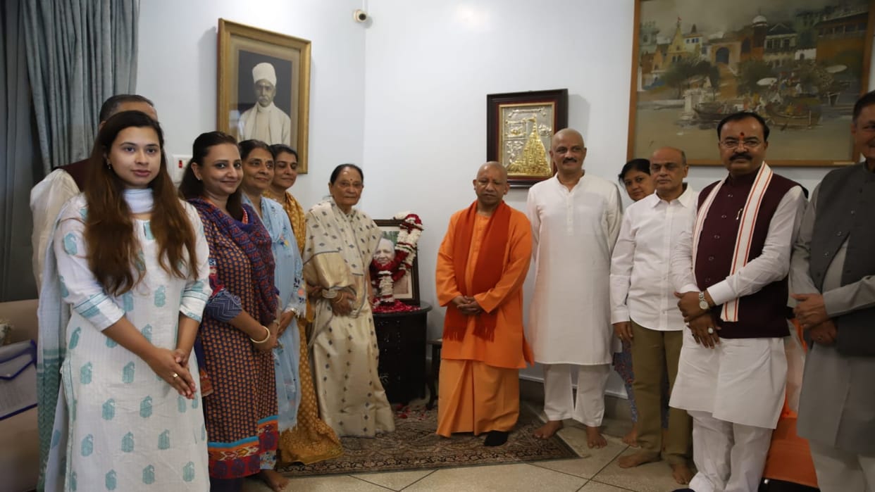 CM Yogi reached Giridhar Malviya's residence, met the family and expressed condolences