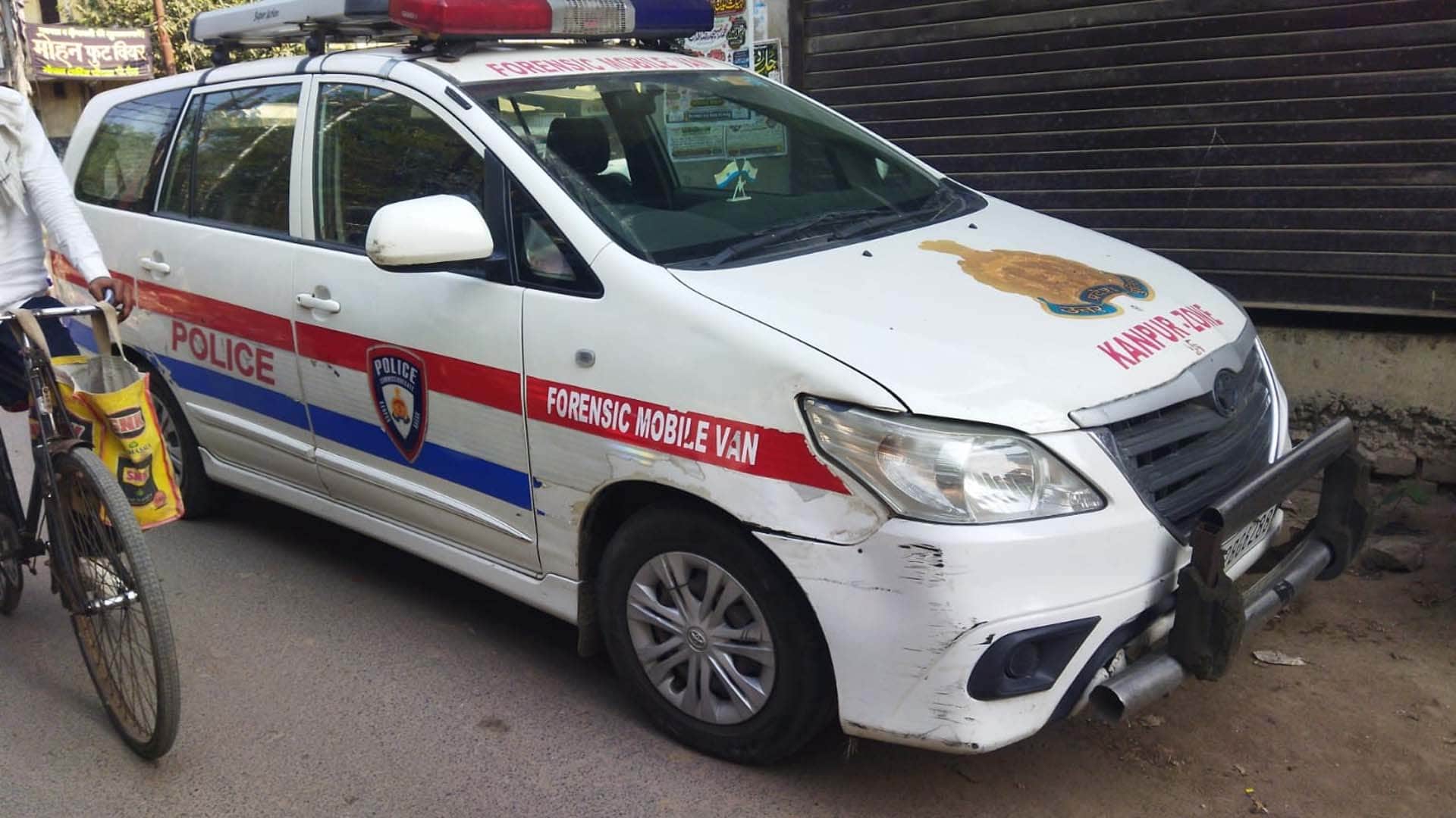 Kanpur Road Accident High speed auto overturned in a ditch three including driver died three seriously injured