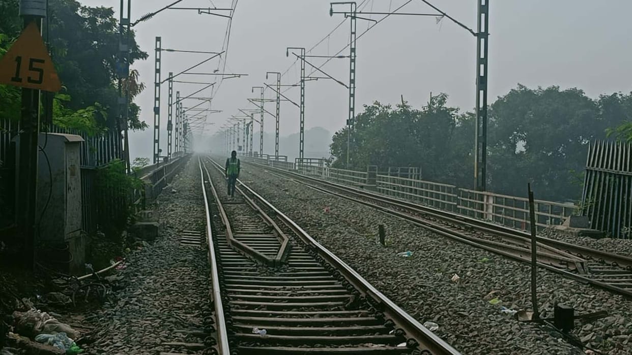 UP: Trains are running with caution on the 116-year-old rail Ganga bridge