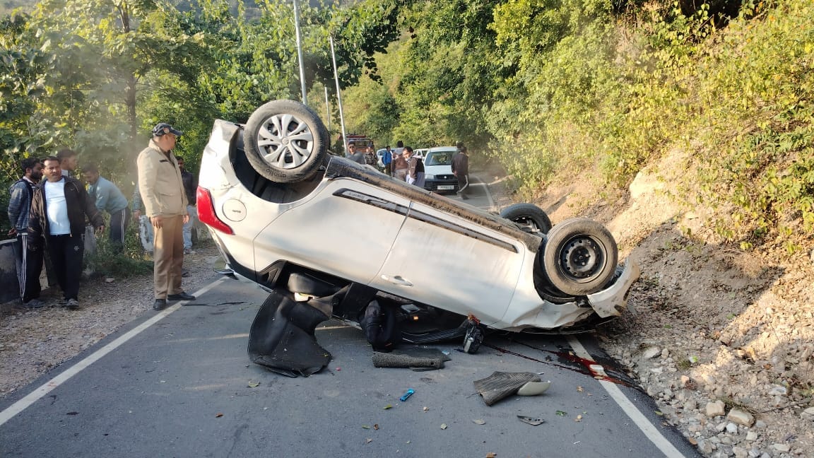 Pithoragarh Accident Car overturned on Panar-Gangolihat road due to failure of brakes one dead