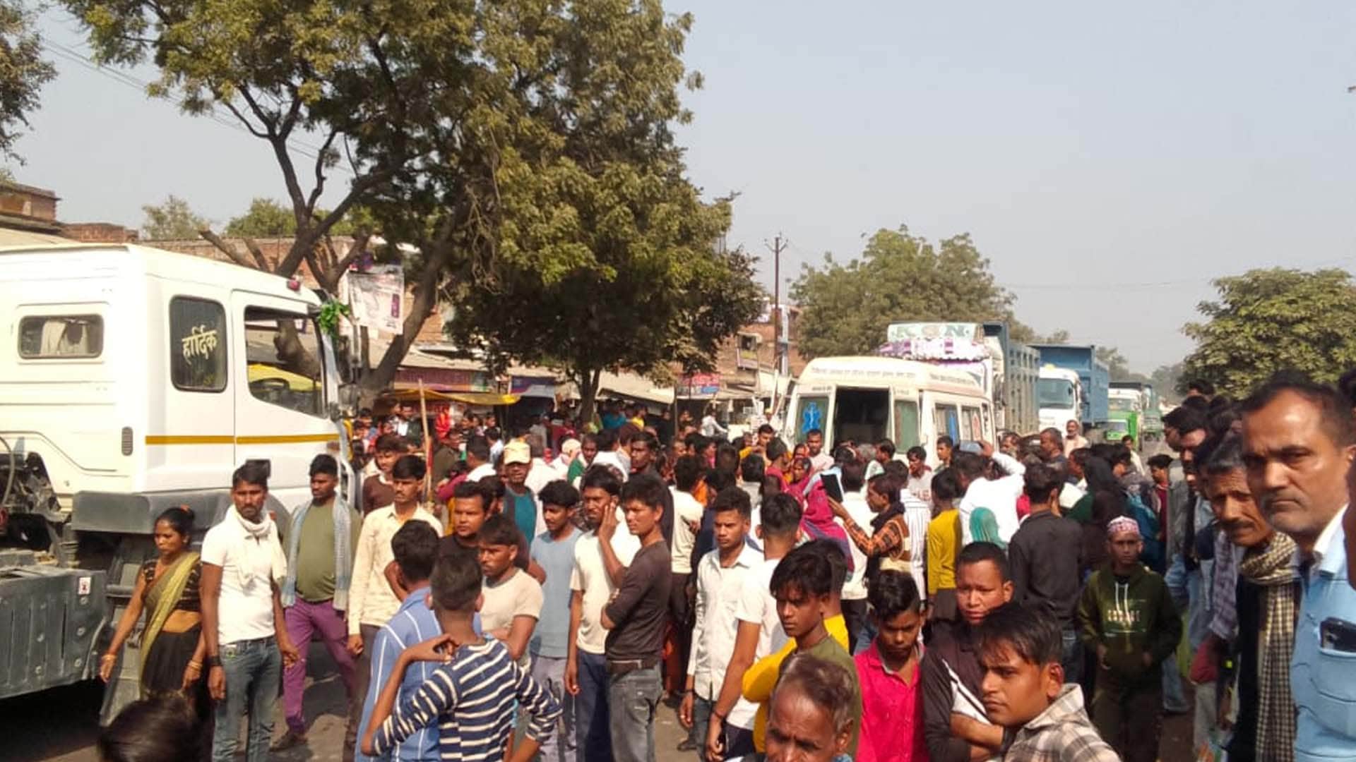 मौके पर लगी भीड़