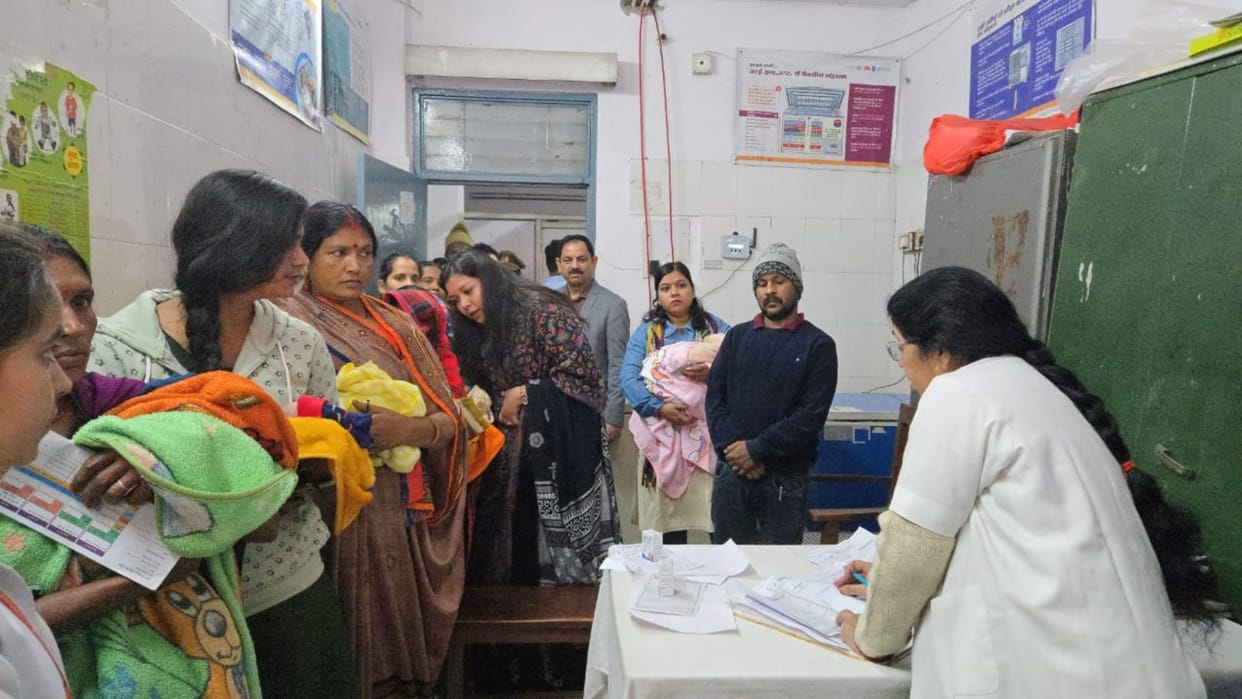 State Women Commission member did a surprise inspection of Azamgarh Women Hospital: found negligence and gave