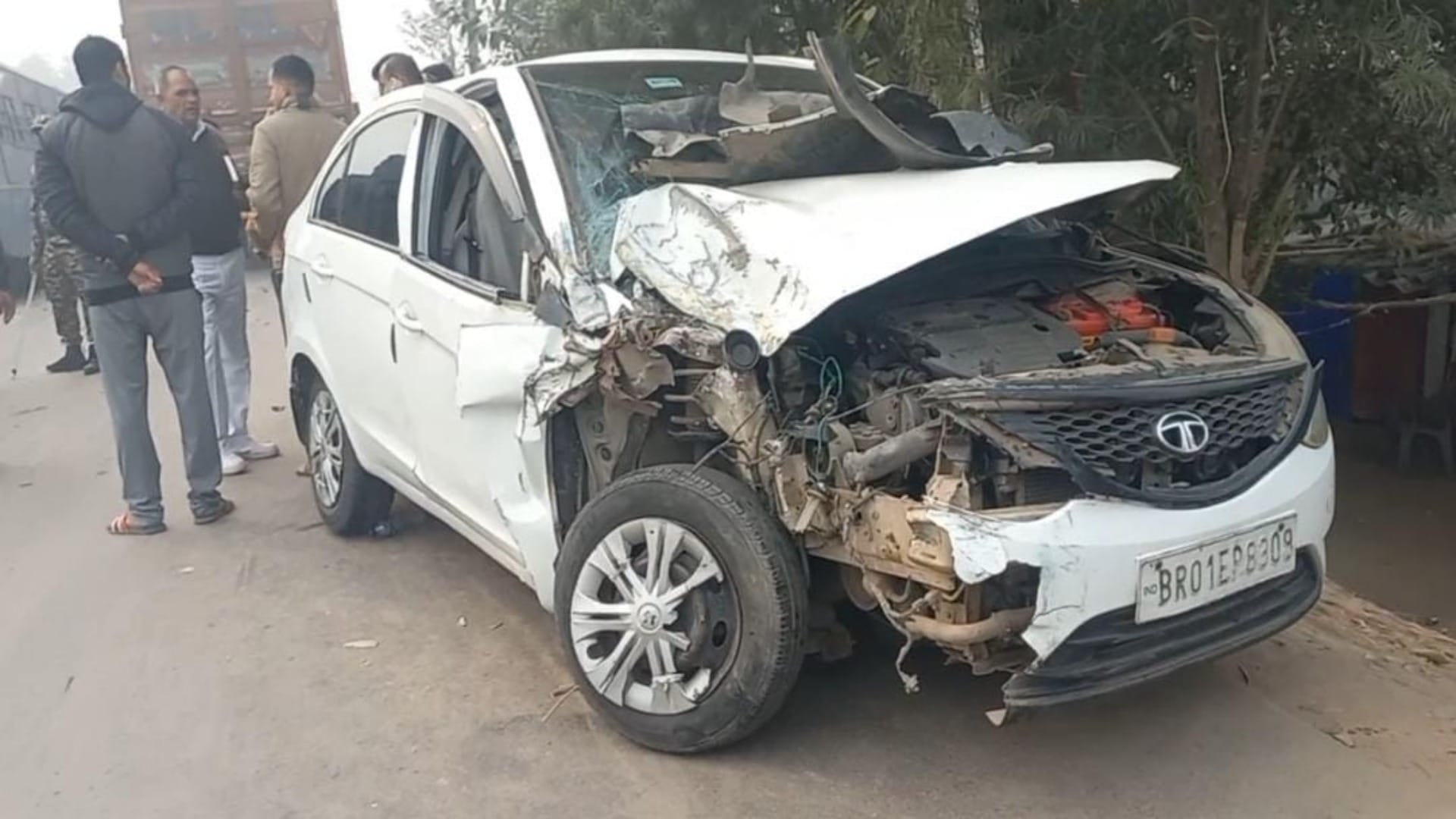 Muzaffarpur News: Fierce collision between CRPF bus and car; 6 people of same family injured, admitted