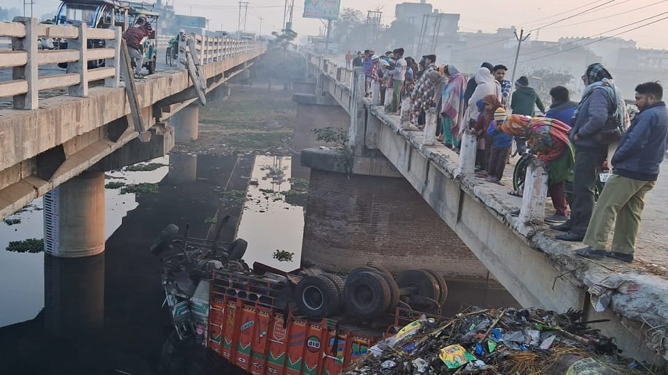 Muzaffarnagar: Truck breaks bridge railing and falls into Hindon river, driver and operator dead
