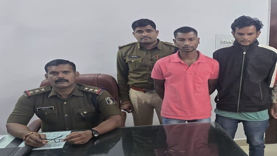 पुलिस की गिरफ्त में आरोपी