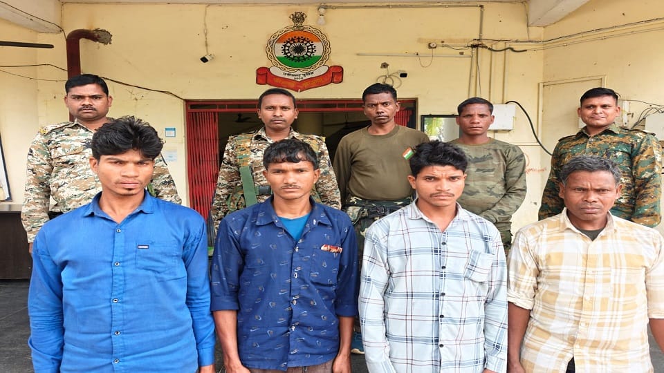 Police got success four Naxalites arrested with explosives in Bijapur