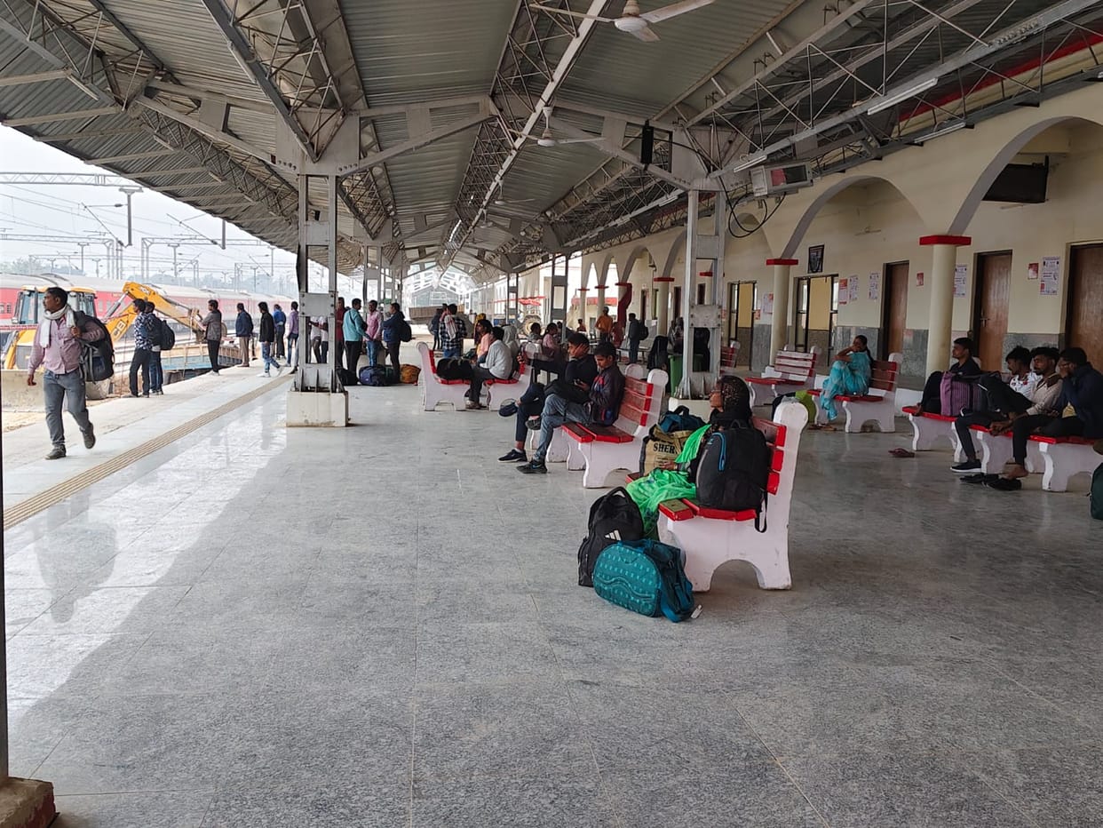 Fog slowed down speed in Jaunpur: Half a dozen trains arrived late, public troubled