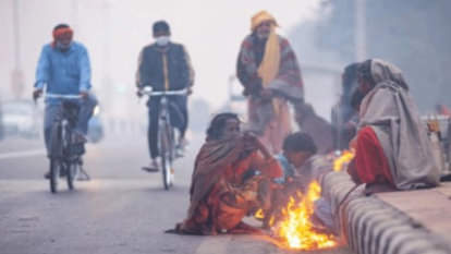 कड़ाके ठंड में अलाव सेंकते लोग। (फाइल)