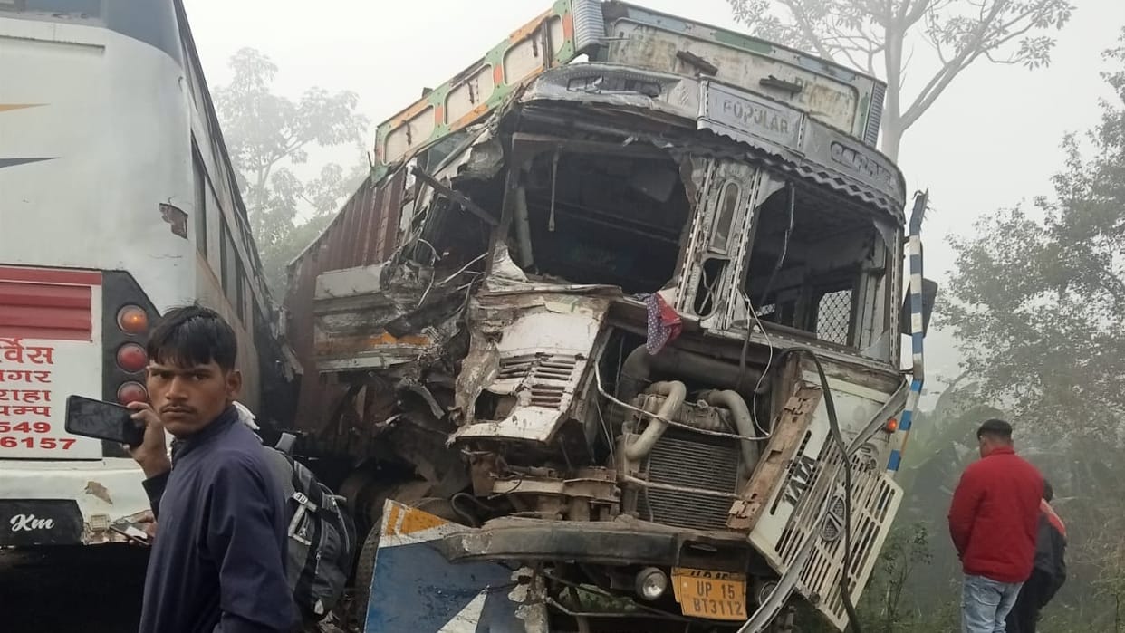 private bus returning from Manauna Dham collided with truck seven people injured