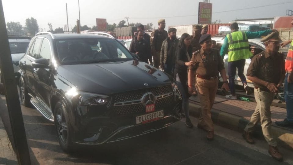 Police and officials stopped Kerala MPs on their way to Sambal at Chhijarasi toll plaza