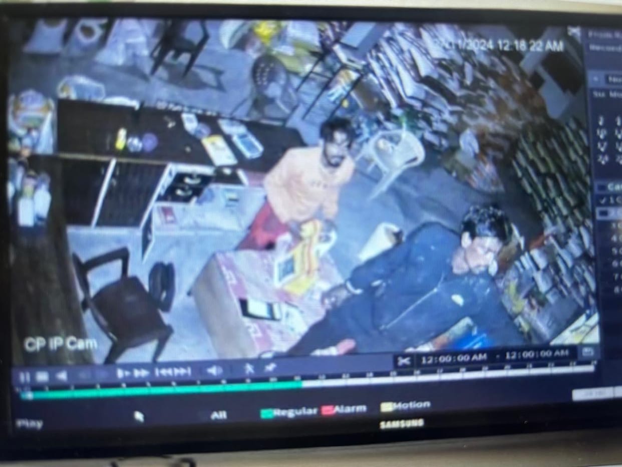 UP: Live theft captured on camera in Bijnor, one lakh rupees and half a kilo of silver coins theft in six