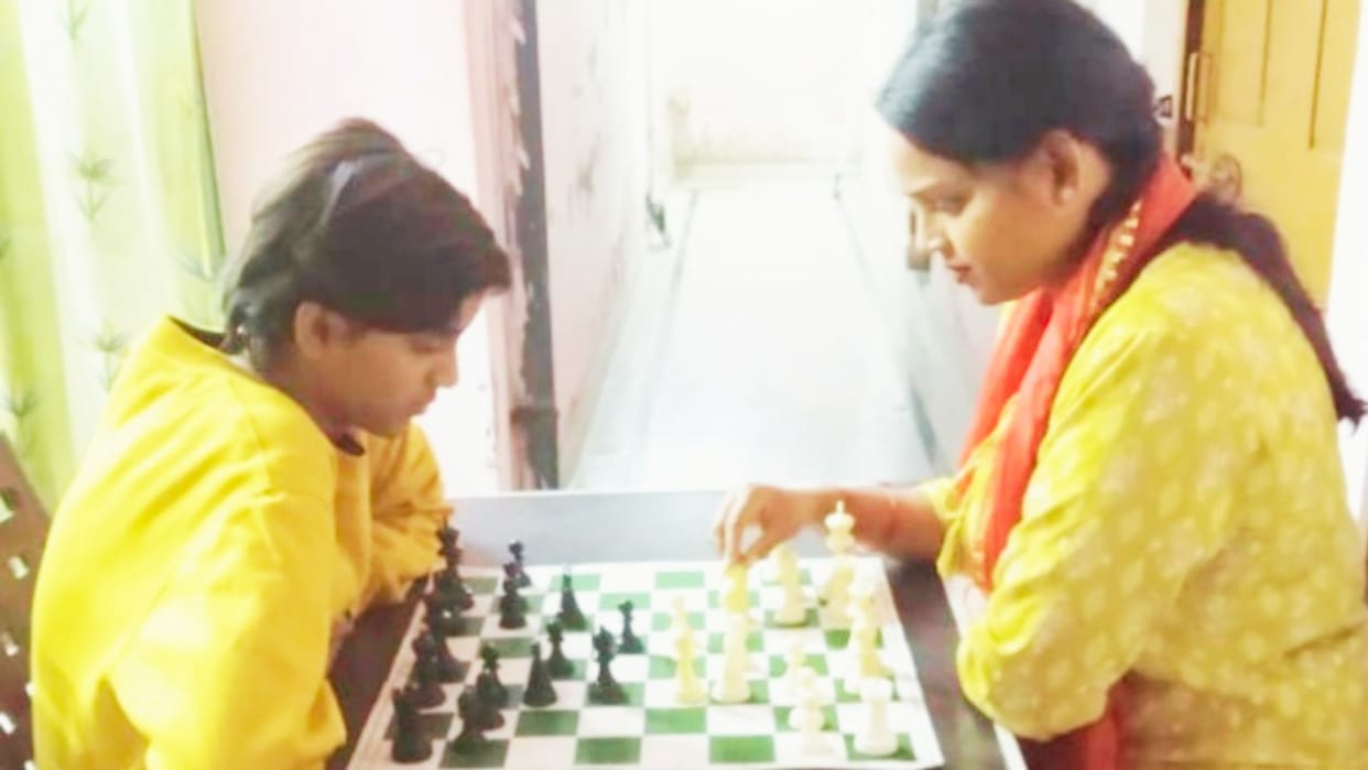 Kashi MP Sports Competition daughter won gold in chess Under-14 and mother won gold in Under-40
