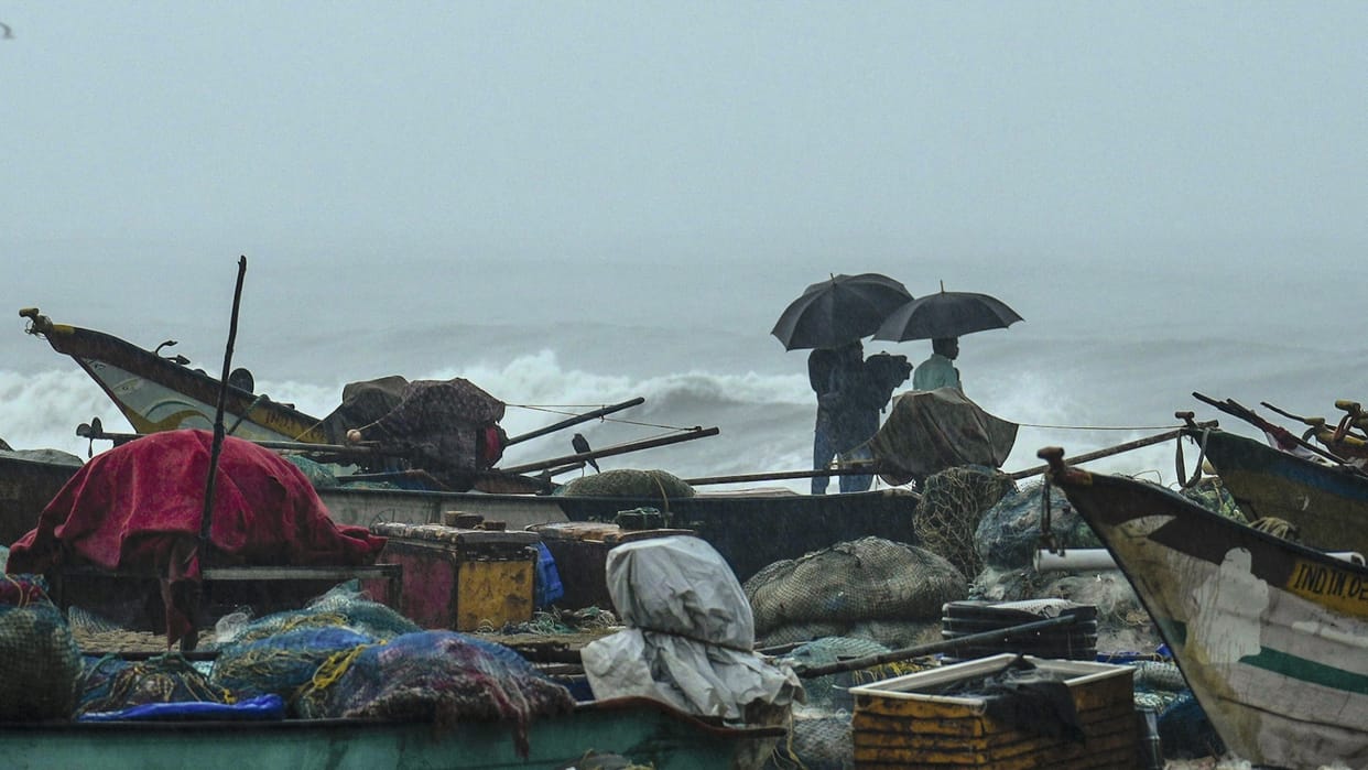 Heavy rain in Tamil Nadu due to cyclone threat, schools and colleges closed in nine districts