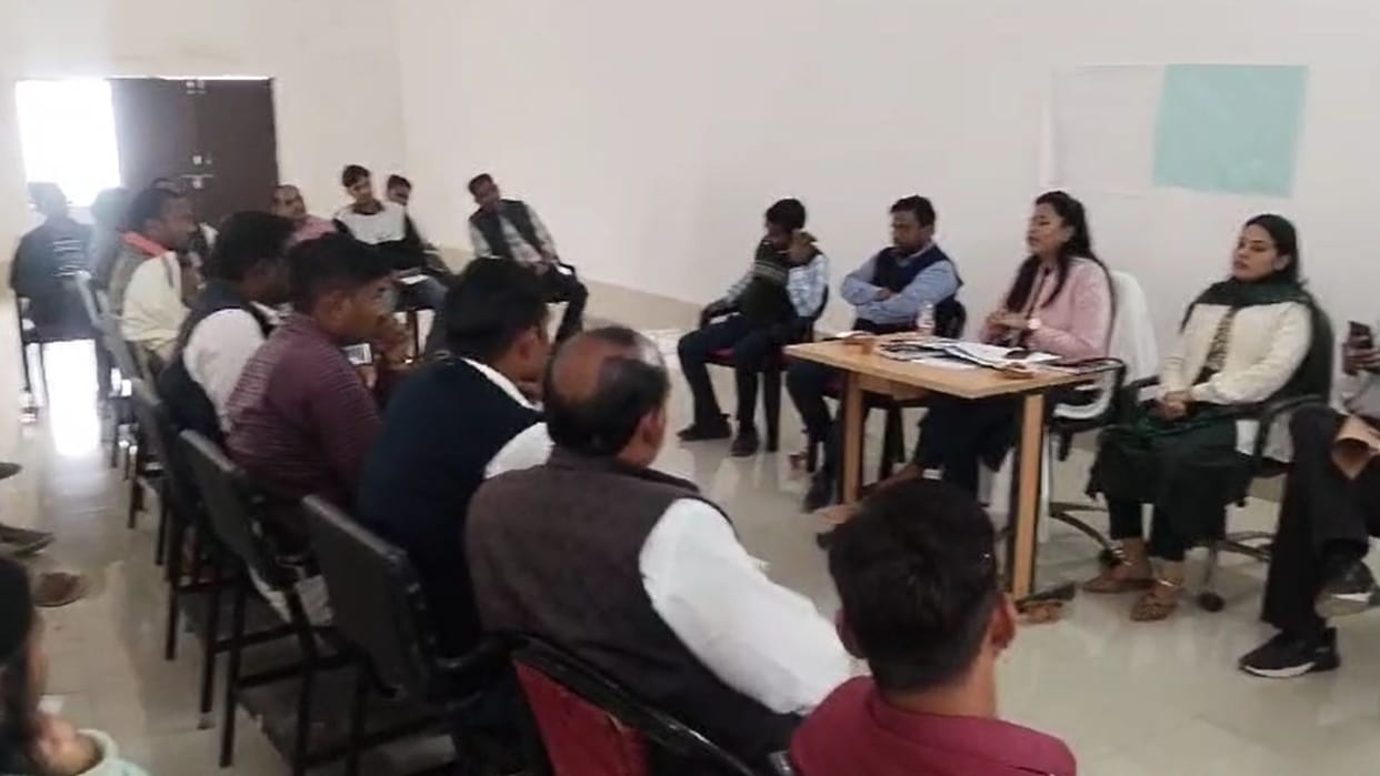 DPRO held a class: Gram Pradhan and secretaries were told that Panchayats will become plastic free at no cost-