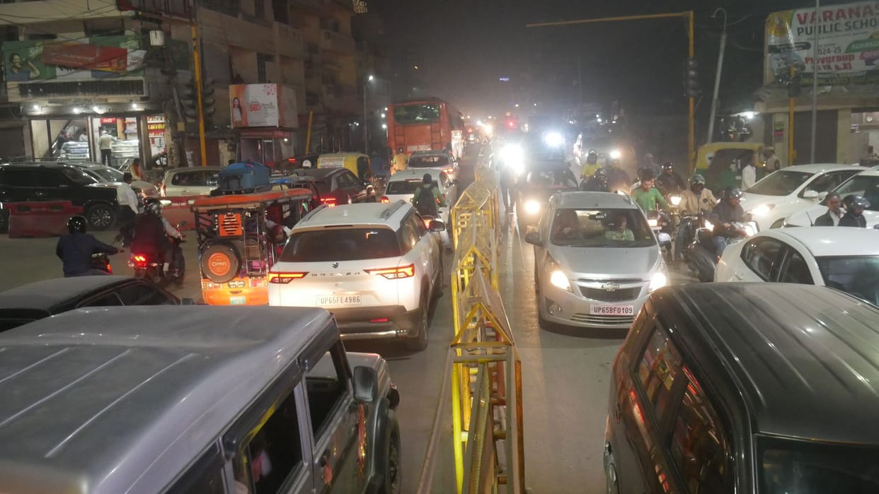 Traffic jam in Varanasi took two hours to enter BAREKA campus from Kandwa Gate