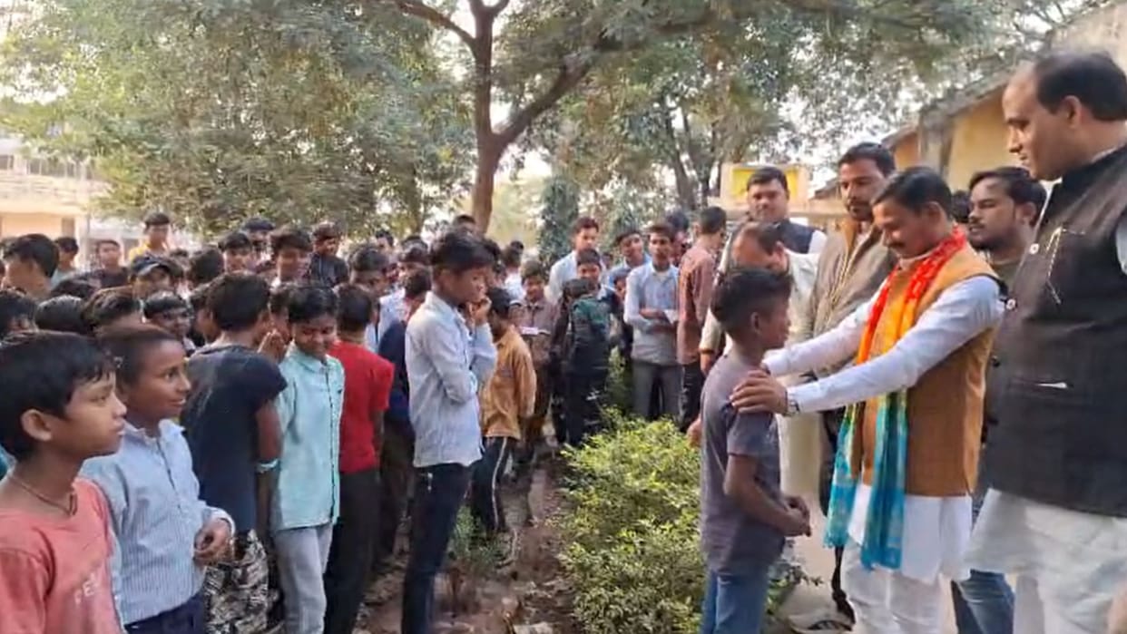 Vice President of Scheduled Tribes Commission Jeet Singh Kharwar inspected: Students said, the quality of food