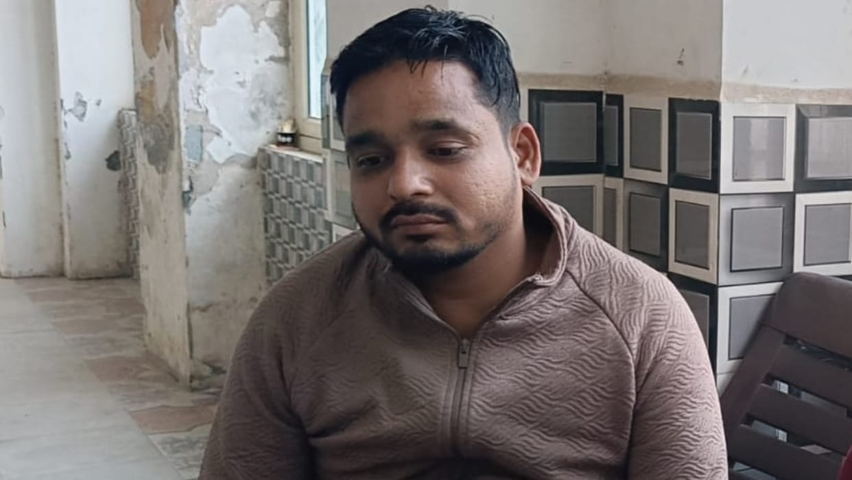 lakhs of rupees stolen from property dealer car in Bareilly