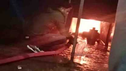 Karauli News: मासलपुर चुंगी क्षेत्र में शॉर्ट सर्किट से दुकान में आग, हजारों का नुकसान, एक बाइक भी जली Karauli News: Fire in shop due to short circuit in Masalpur Chungi area