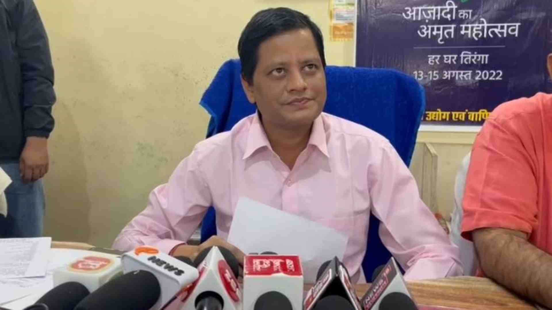 आयोजन के बारे में जानकारी देते अधिकारी।