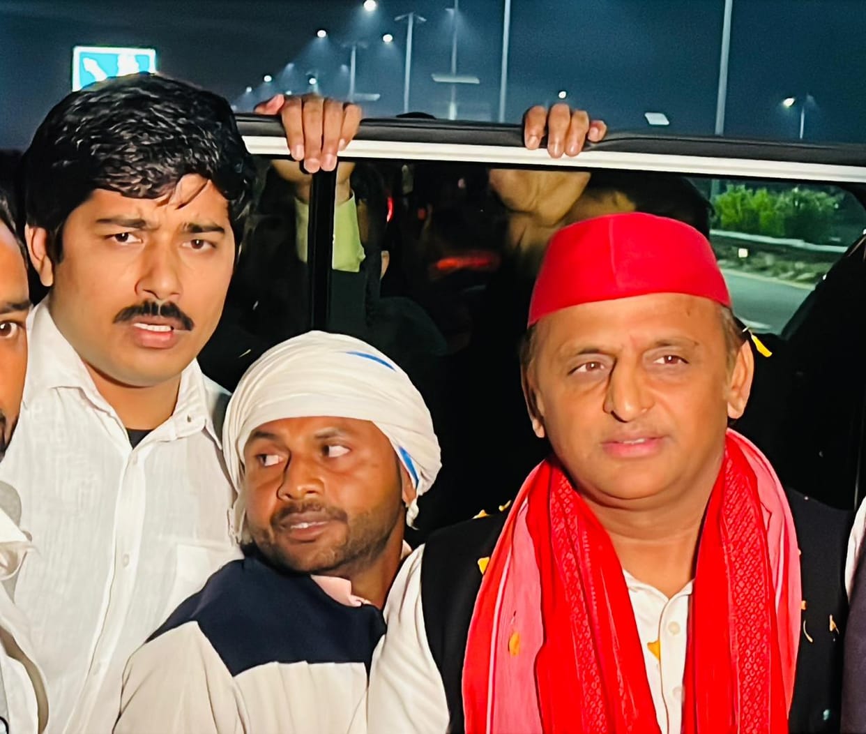 Akhilesh Yadav talks to Sp activists in Amethi.