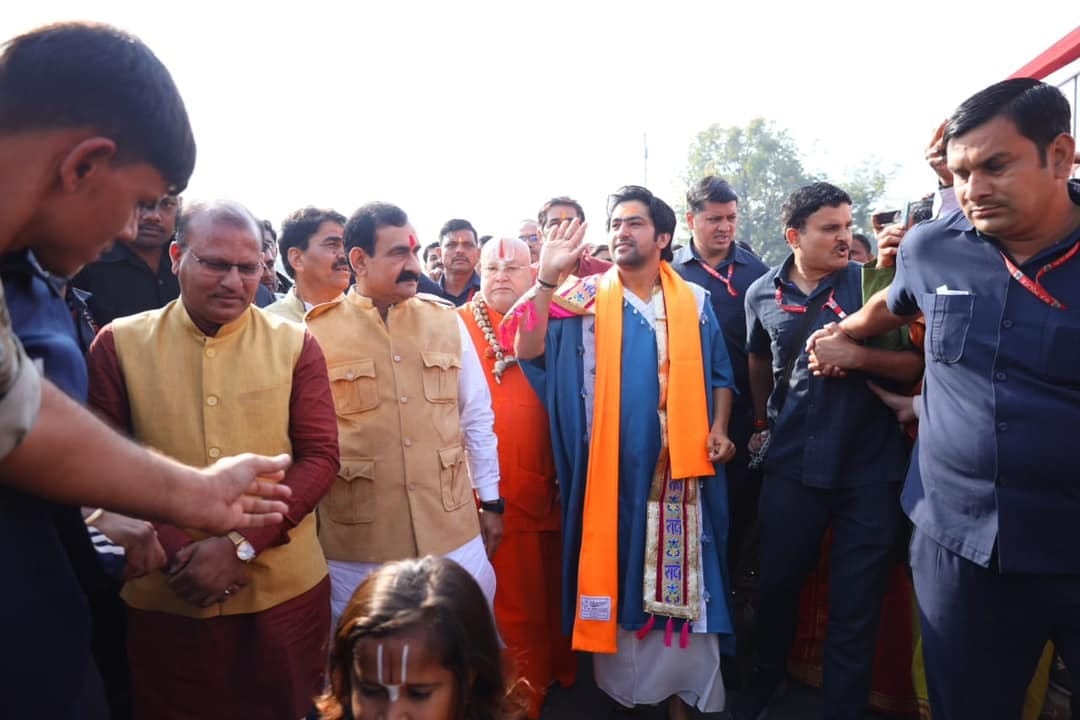 Sanatan Ekta Padyatra: A crowd of lakhs of people in Baba Bageshwar's Yatra, along with well-known saints
