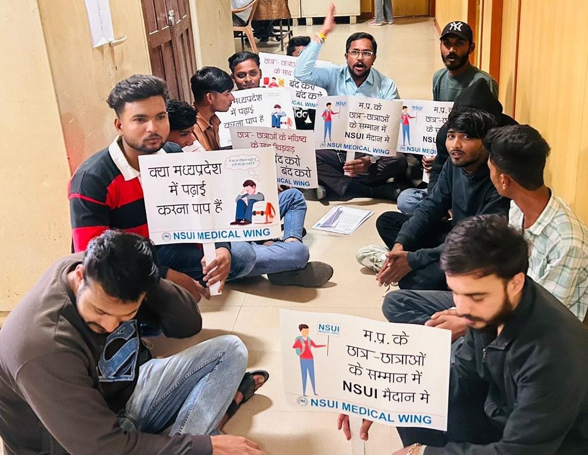 Bhopal: NSUI's protest in Nursing Council had its effect, accountant and deputy registrar Shukla were removed