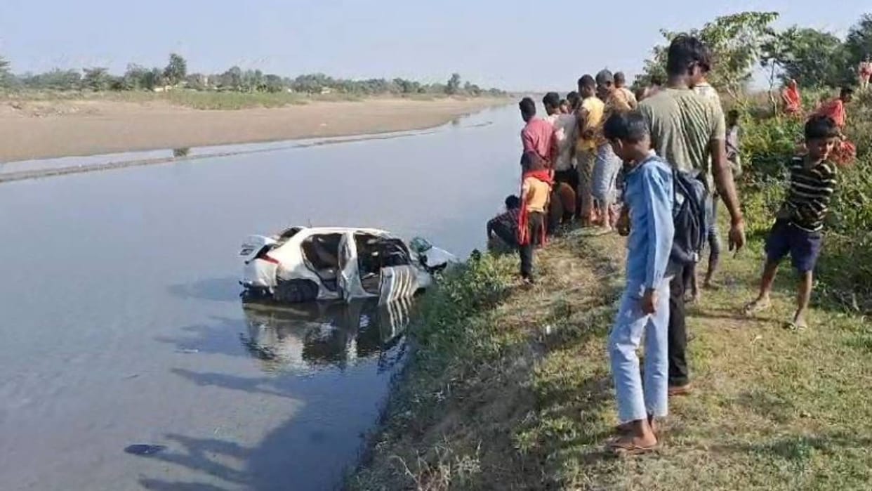 Bihar News Car fell into canal while fleeing after seeing police in Supaul two people injured