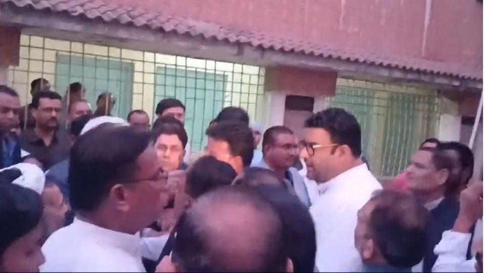 Argument between state in-charge and former mayor during the meeting in Bilaspur Congress Party office