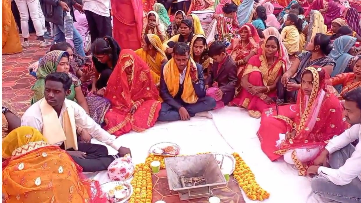 281 couples got married amidst chanting of Vedic mantras public representatives left in the middle of the pro