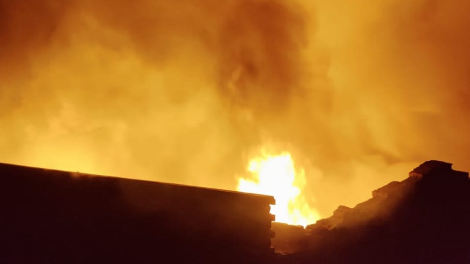 UP: A massive fire broke out in a truck loaded with gas cylinders at Bhopura Chowk