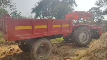 घर में घुसा ट्रैक्टर