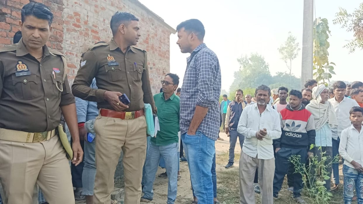 dead body of laborer found in field in Azamgarh