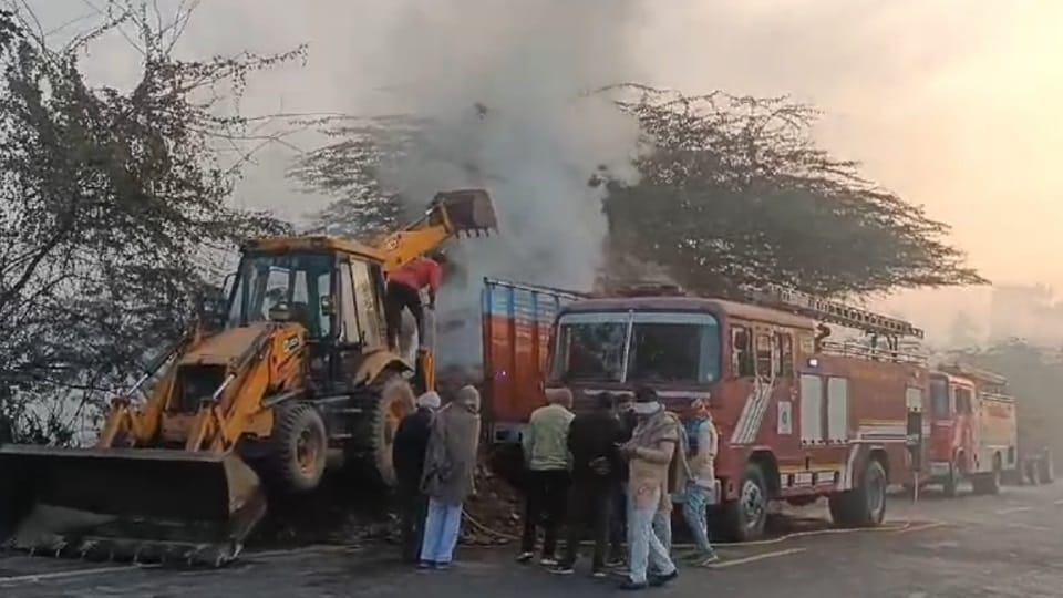 truck carrying sawdust from Rajasthan to Sonipat caught fire