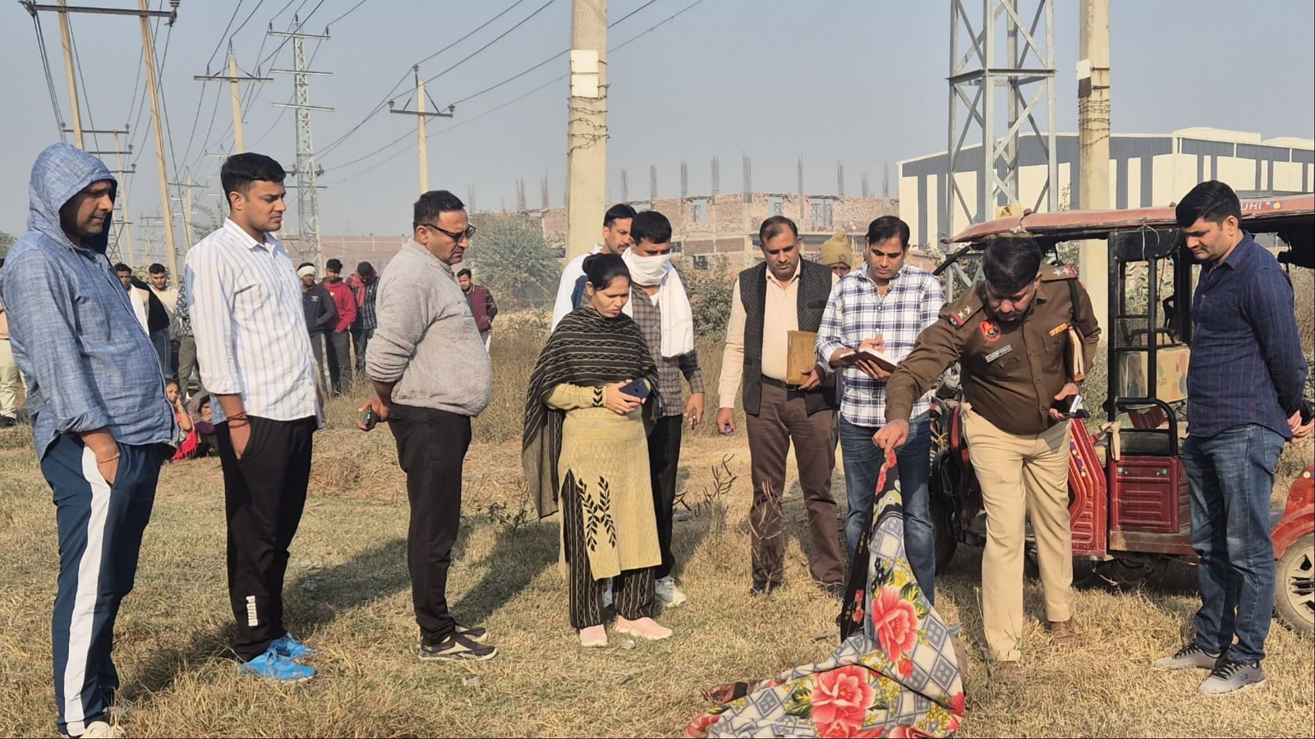 जांच करती पुलिस।
