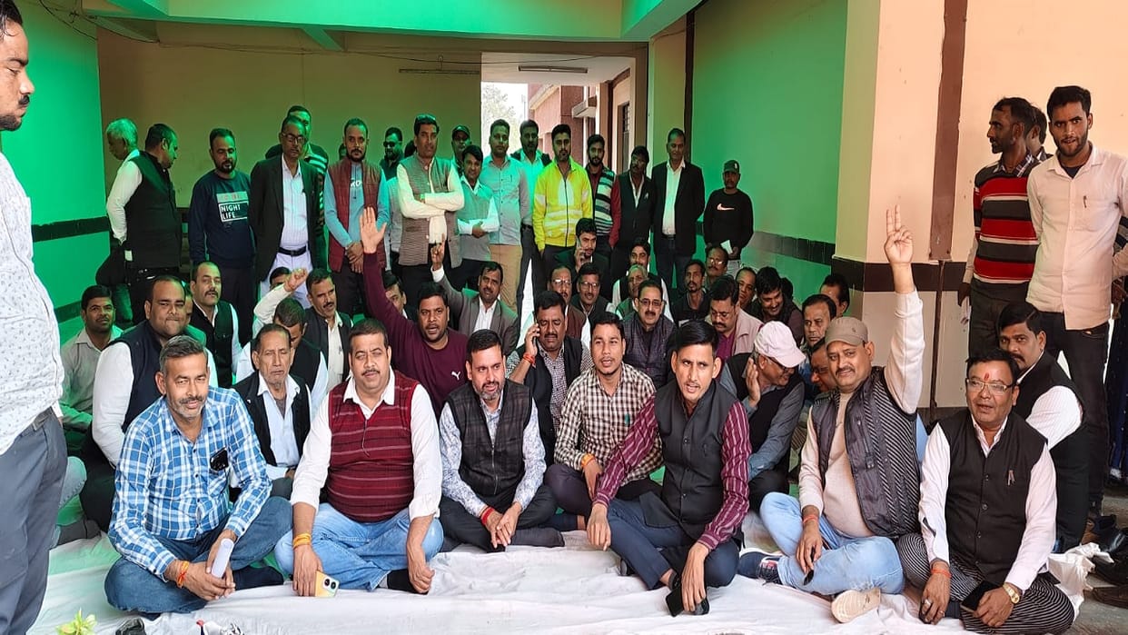 Lawyers locked all the offices of powayan Tehsil in Shahjahanpur