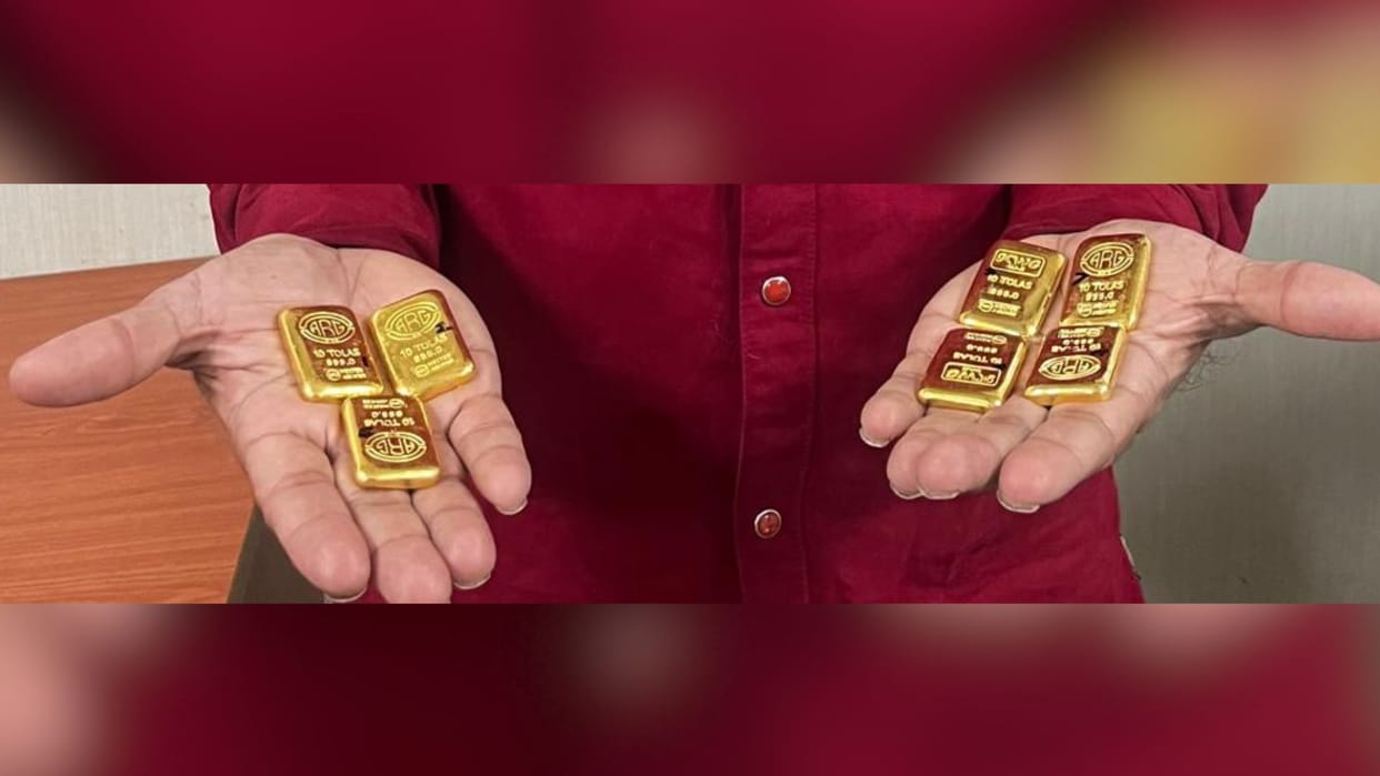 Gold worth 62 lakh rupees recovered Varanasi airport 2400 sticks foreign cigarettes smuggled