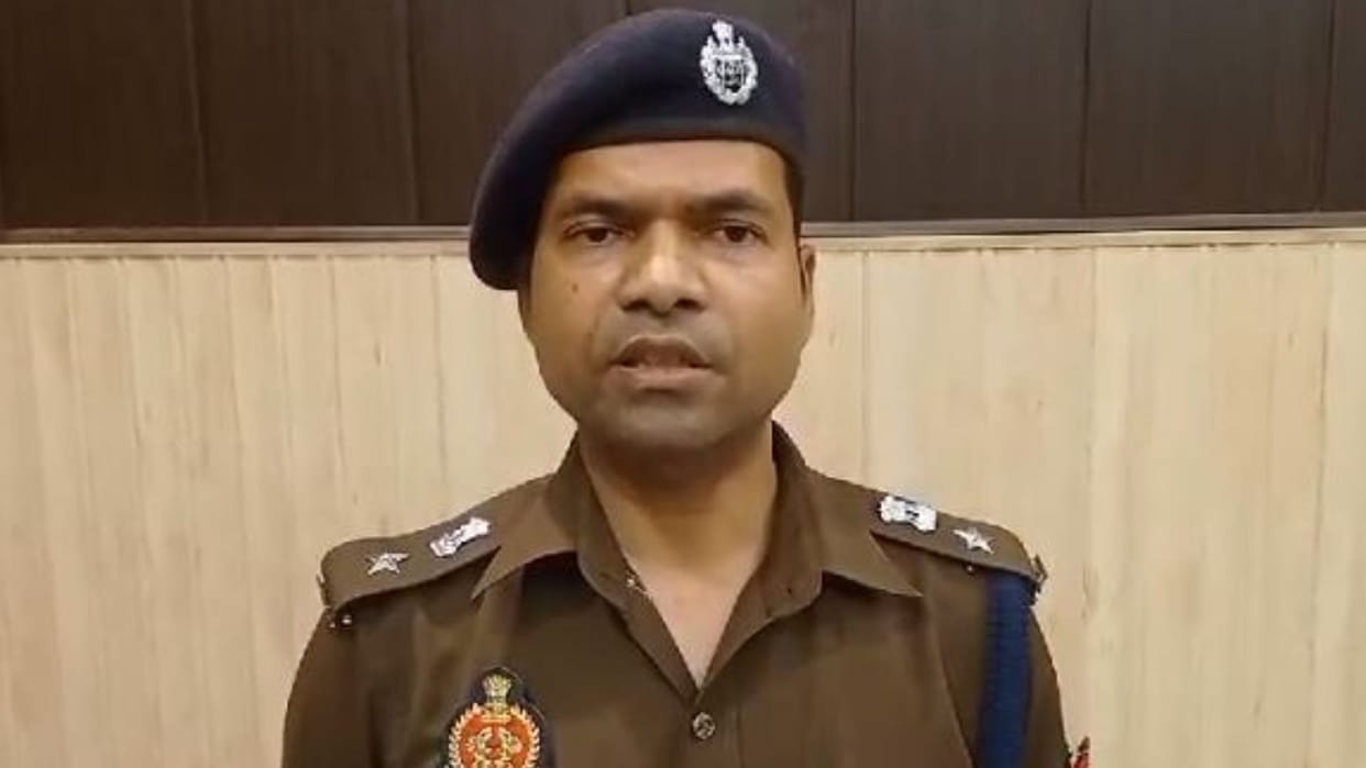 Action taken two constables in Ballia Beat person barrack charged 1 lakh rupees release one suspended