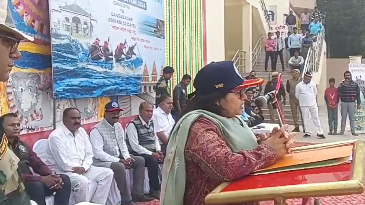 DM flagged off women rafting team, message of Ganga Nirmalkaran awareness campaign