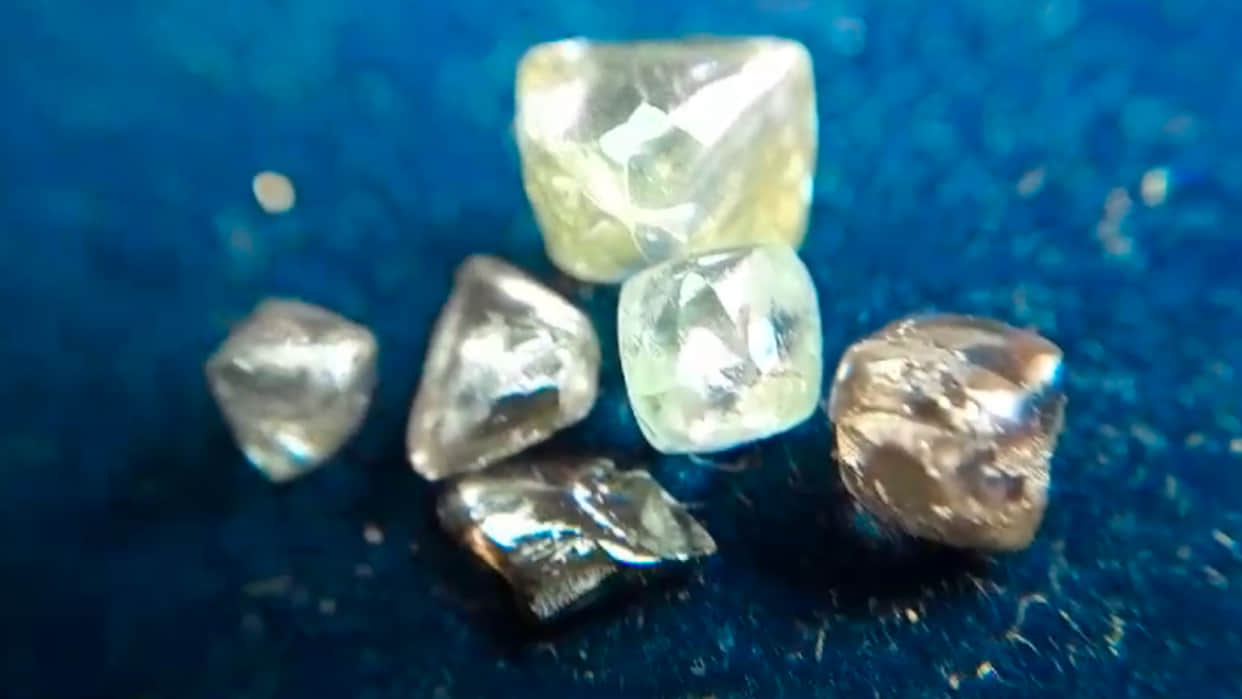 MP News: Diamonds shine in Panna, MP, a young man and a woman found six diamonds worth lakhs