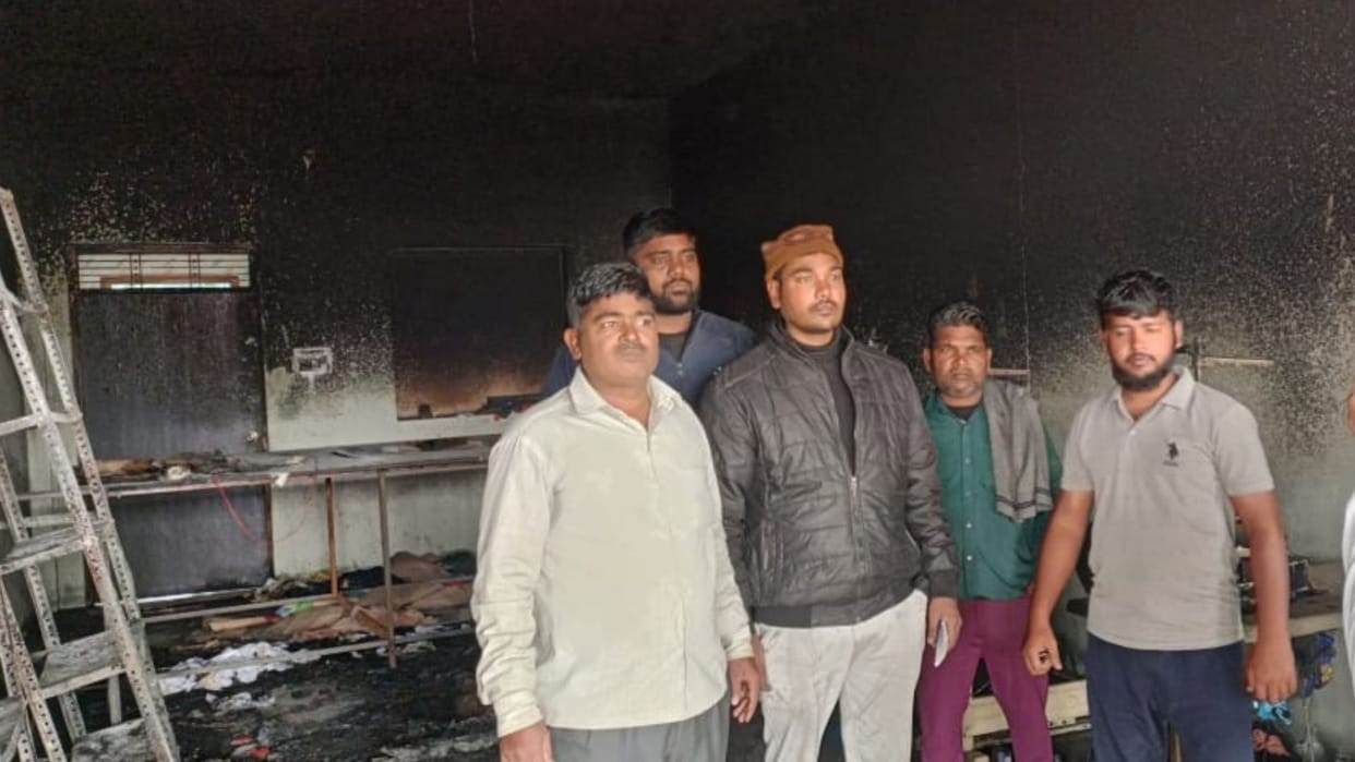 Fire caused by short circuit in Bhadohi: Clothes shop burnt to ashes, chaos ensues
