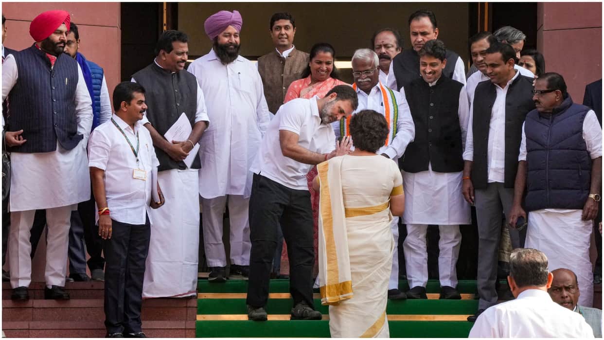 Congress leader Priyanka Gandhi Vadra took oath gandhi family news in hindi